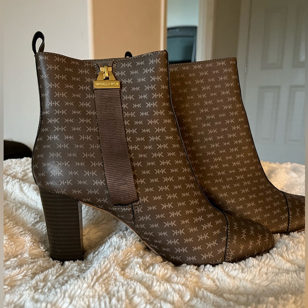 *SOLD!* kendall+kylie women’s arenza block heel bootie | size 9.5 | color: brown